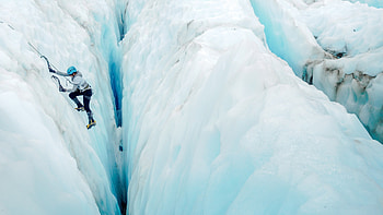 Ice climber's world, Stunning , Captivating viewpoints, Winter wonderland HD wallpaper