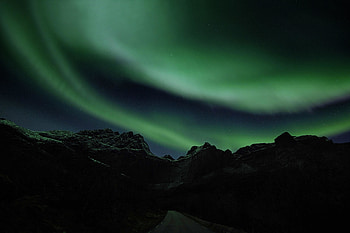 Northern lights, cliffs of mountains, silhouette HD wallpaper