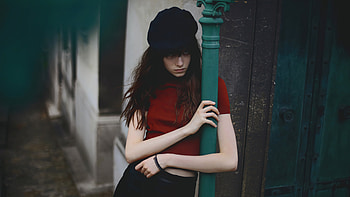 Women With Hat Looking Up , girls, hat, model HD wallpaper