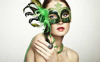 Behind the mask, model, mask, ring, carnival, masquerade, glitter, necklace, girl, woman, jewel, feather, venice, green HD wallpaper