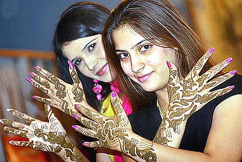 girls with henna, pak, mei, girls, eid HD wallpaper