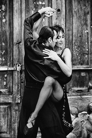 Dramatic black and white portrait of a couple passionately dancing tango. HD phone wallpaper