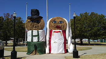Octoberfest Hay People, hay, funny, woman, man HD wallpaper