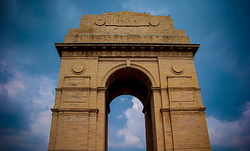 Majestic view of India Gate under a vibrant blue sky in New Delhi, India. HD wallpaper
