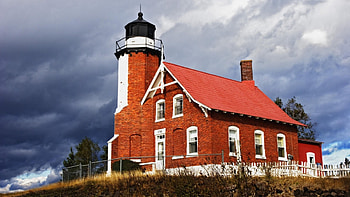 eagle harbor lighthouse on lake superior in michigan, clouds, lighthouse, brick, fence HD wallpaper