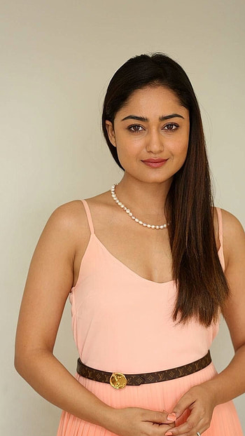Tridha Choudary, telugu actress HD phone wallpaper