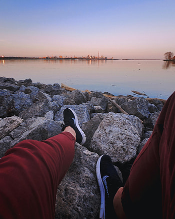 Sea, City, Rocks, Horizon, Miscellanea, Miscellaneous, Legs, Sneakers HD phone wallpaper