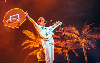 Glass Animals' Heat Waves, Chart success, Record-breaking achievement, Musical impact HD wallpaper