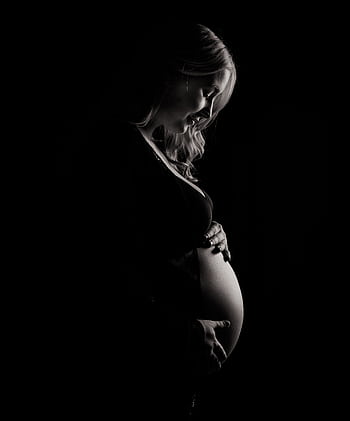 Striking monochrome capturing the beauty and elegance of pregnancy. HD phone wallpaper