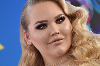 NikkieTutorials, Robbery aftermath, Personal safety, Netherlands incident HD wallpaper