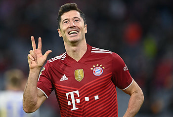 Robert Lewandowski, Hat trick record, Bayern's victory, Hertha HD wallpaper