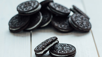 Oreo biscuit delight, Chocolate cream goodness, Tempting dessert, Irresistible taste HD wallpaper