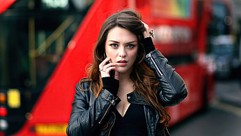 Girl Model Imogen Dyer Is Standing In Blur Red Vehicle Background Wearing Black Leather Jacket Girls HD wallpaper