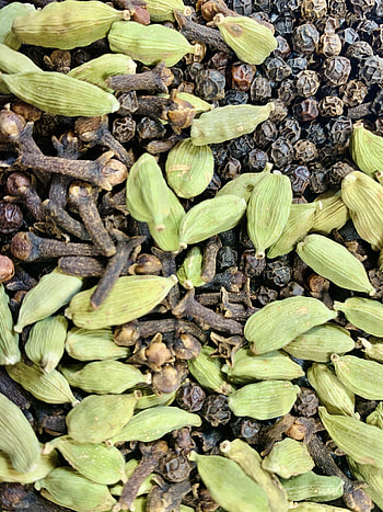 Shemin's green cardamom, Whole black pepper and cloves mix, Aromatic seasoning, Gourmet spice blend HD phone wallpaper