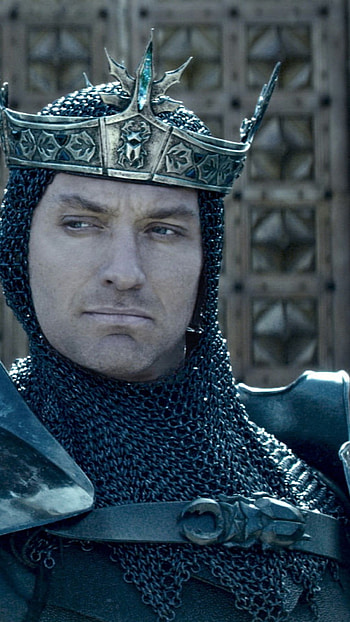 Jude Law as Villain, Intense performances, Compelling storyline, Memorable characters HD phone wallpaper