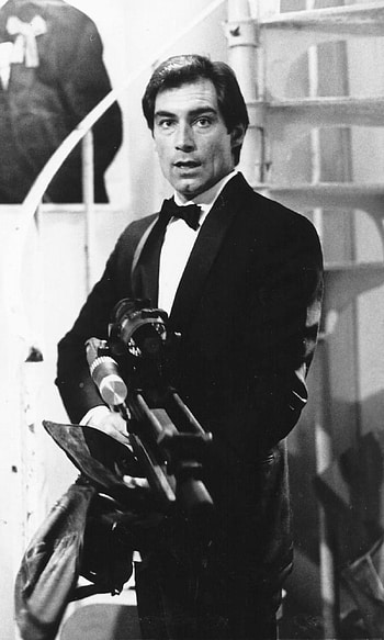 James Bond movie, Timothy Dalton, shawl collar dinner jacket, classic HD phone wallpaper