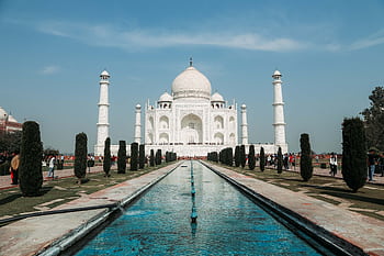 Capture of the Taj Mahal, a symbol of love, with clear skies in Agra, India. HD wallpaper