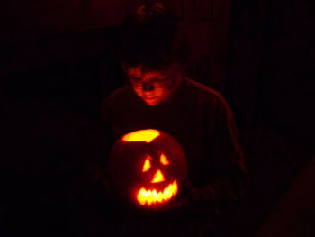 Boy and Jack-O-Lantern, night, jack-o-lantern, boy, light HD wallpaper