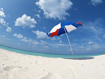 Beach umbrella under sunny blue sky, blue, hawaii, beaches, sky, nature HD wallpaper