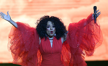 Diana Ross, Glastonbury performer, Musical icon, Legendary show HD wallpaper