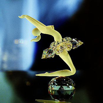 Crystal ballerina, pose, crystal, sparkling, light, glass, ornament, ballerina HD wallpaper