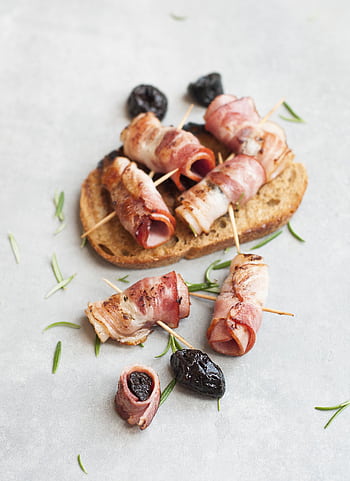 Delicious bacon-wrapped prunes with rosemary on rustic bread. Perfect appetizer idea. HD phone wallpaper