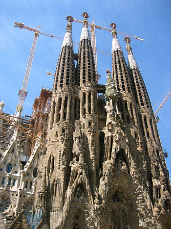 Sagrada Familia, Barcelona landmark, Gaudi masterpiece, Architectural marvel HD phone wallpaper