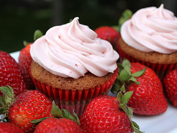 Strawberry muffins, sweet, strawberry, briose, delicious, food, muffins, frisca, dulce, green, red, capsuni, cream HD wallpaper