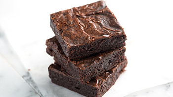 Pretty and sweet brownies, Fusion of flavors, Mouth-watering delight, Satisfying dessert visuals HD wallpaper