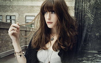Liv Tyler, Captivating , Celebrity beauty, Stylish poses HD wallpaper