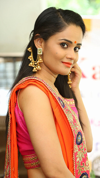Usha karupati, telugu actress, anchor HD phone wallpaper