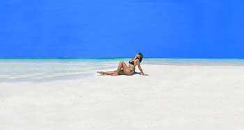 Cowgirl Vacation . ., style, sand, cowgirl, fun, brunettes, beach, outdoors, girls, women, models, western, ocean, hats, female HD wallpaper