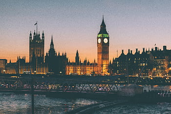 Iconic view of Big Ben and the Palace of Westminster during twilight in London. HD wallpaper