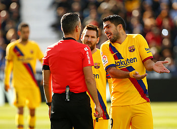 Luis Suarez, Season-ending injury, Knee surgery, Football setback HD wallpaper