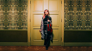 Lindsey Stirling, Striking , Dazzling visuals, Memorable composition HD wallpaper