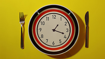 Clock in the plate, Mealtime reminder, Dining time, Time to eat HD wallpaper