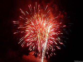 ... way to celebrate many holidays such as Memorial Day, the 4th of July and the New Year. This shows fireworks in shades of red, white and blue. HD wallpaper