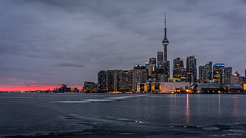 Cloudy Toronto skyline, CN Tower HD wallpaper