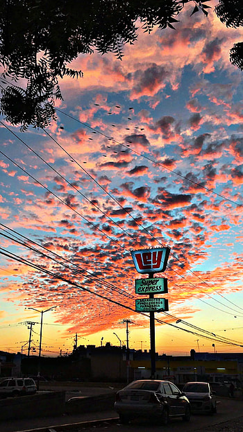 Atardecer con nubes, aesthetic, cloud, sky, color, city, ciudad HD phone wallpaper