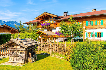 House in Alps, Alps, wooden, sunny, que, house, meadow, beautiful, mountain, summer, greenery HD wallpaper