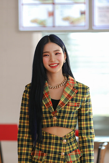 STAYC, Isa member, K-pop HD phone wallpaper
