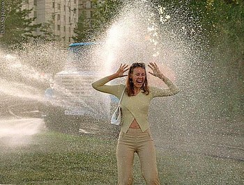 Sprinklers, funny, yard, shower, woman HD wallpaper