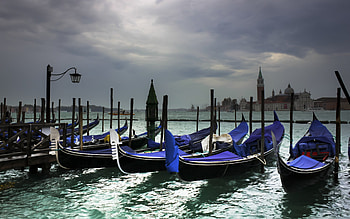 Laguna Venneta, gondolas, venice, cloudy, boats, commercial HD wallpaper