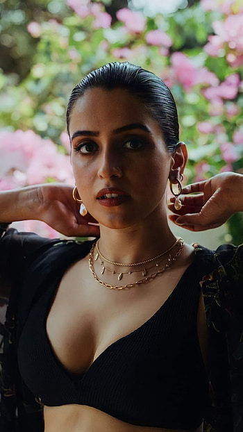 Saniya Malhotra, bollywood actress HD phone wallpaper