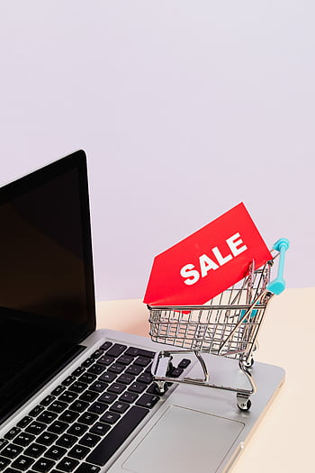Mini shopping cart with sale tag on laptop for online shopping theme. HD phone wallpaper