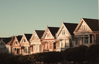 Sunlit Victorian houses known as the Painted Ladies in San Francisco, California. HD wallpaper