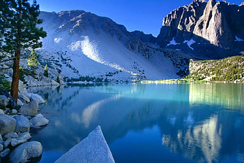 Canadian lake, blue, lakeshore, crystal, peaks, nice, quiet, shore, reflection, tranquility, snowy, Canada, beautiful, rocks, lake, stones, mountain, cliffs, pretty, nature, sky, clear, lovely, calmness HD wallpaper