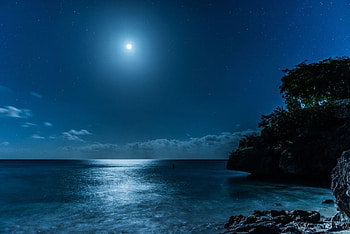 Not a Cloud in the Sky, blue, moon, skies, light, reflections, ocean, beach HD wallpaper