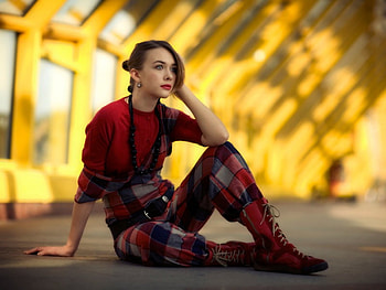 Beautiful Girl, profile, sitting, red, ants, beautiful, girl HD wallpaper