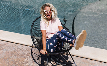 Fun, smile, sunglasses, Kaley Cuoco HD wallpaper